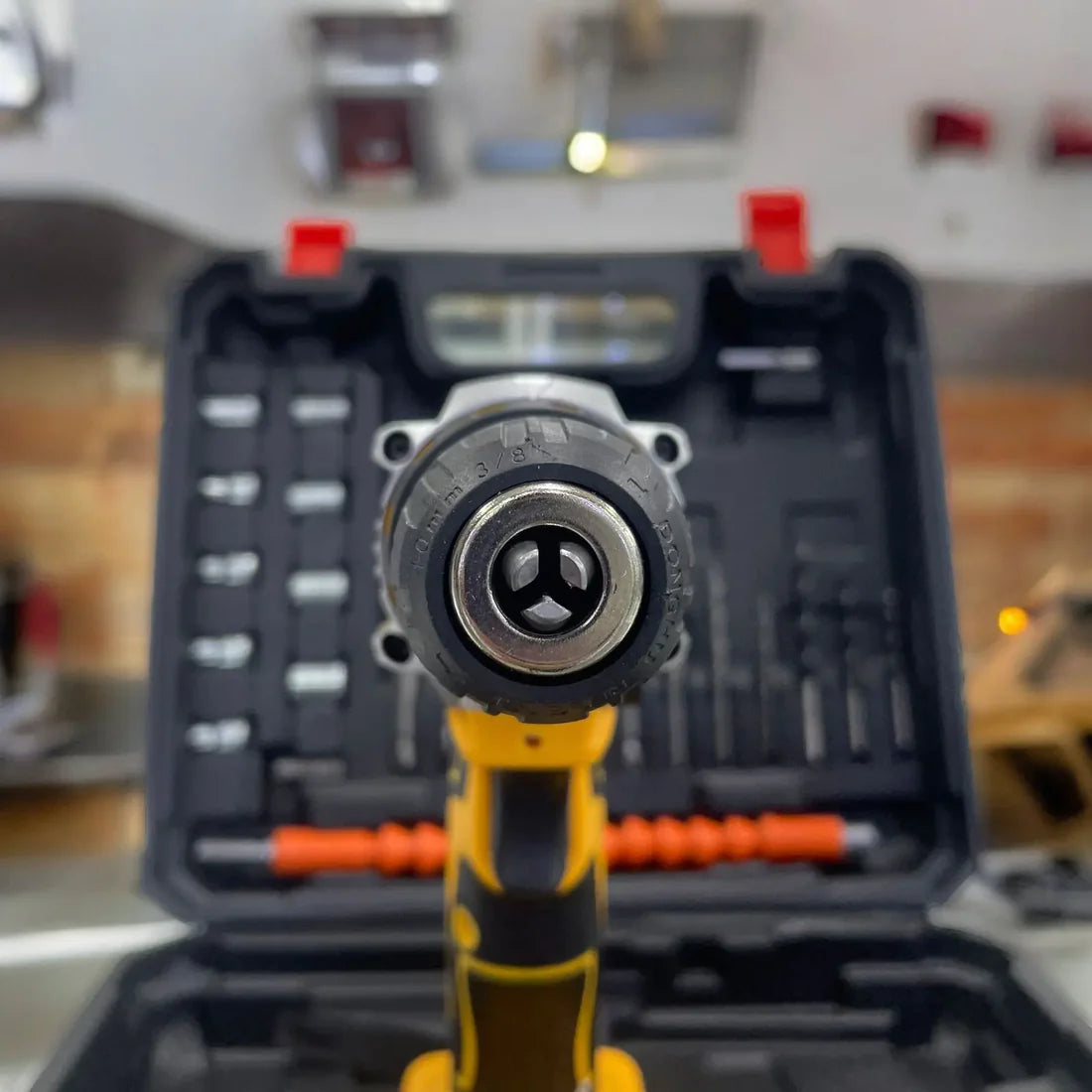 Taladro Percutor inalámbrico DEWALT 68V + 2 baterías + accesorios